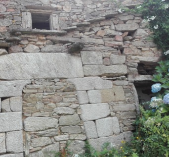 Detalle de arquitectura mozárabe nunha das casas máis antidas de Corcoesto